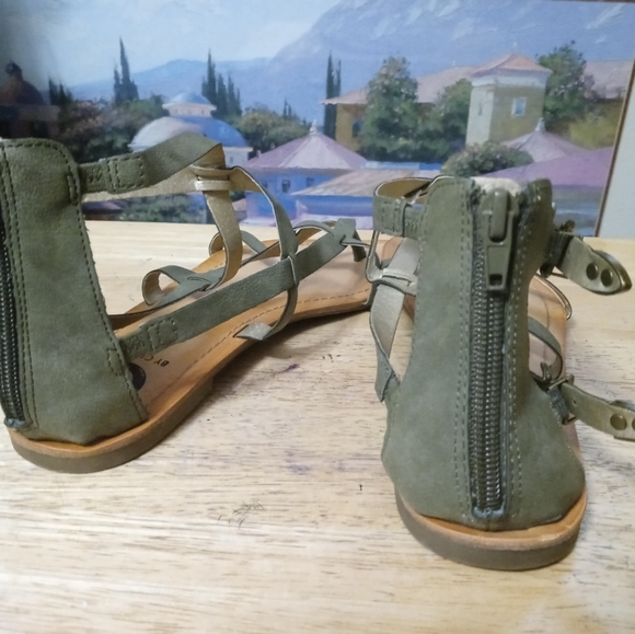 👡G by GUESS OLIVE GREEN SANDALS.👡SIZE 10 WOMEN,A NICE GIFT ITEM.🎁 - Picture 5 of 12
